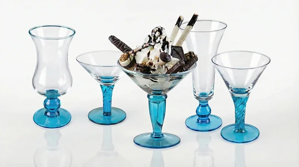 Eis- und Dessertgläser mit türkisfarbener Glasbasis in unterschiedlichen Formen, gezeigt als flexibles Servierkonzept mit Beispiel-Eisbecher für Eisdielen und Gastronomie von Adriagel24.