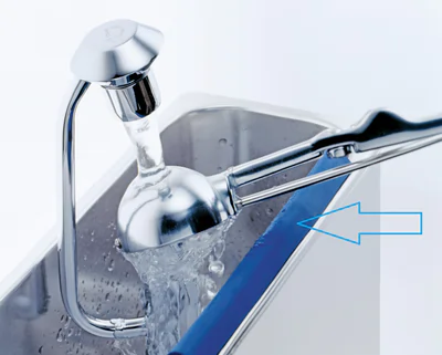 Edelstahl Eisportionierer wird unter fließendem Wasser gereinigt, hygienisches Profi-Werkzeug für Eisdielen und Gastronomie aus dem Sortiment von AdriaGel GmbH.