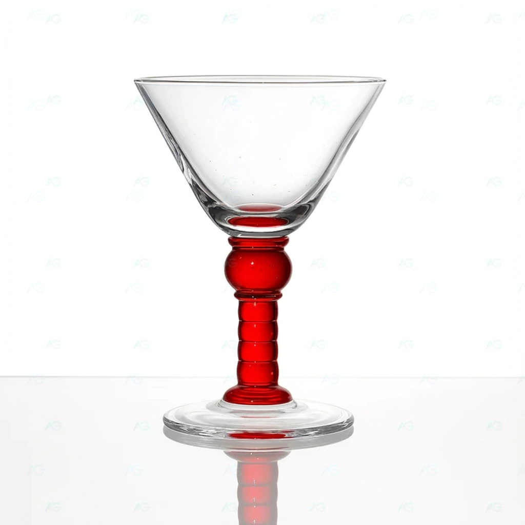 Paterno | Eisglas | Eisbecher Premium Eisglas Paterno Sunset Red 175mm von ADRIAGEL® - das höchste Stielglas im Portfolio mit gerilltem Stiel und warmer Farbgebung, präsentiert mit Erdbeer-Vanille-Kreation