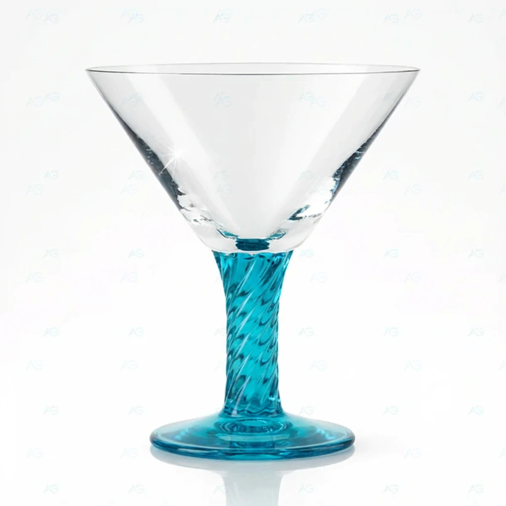 Handgefertigtes Eisglas Milano türkisblau 350ml von ADRIAGEL® - präsentiert mit Erdbeereis und Sahne für perfekte Social-Media-Posts